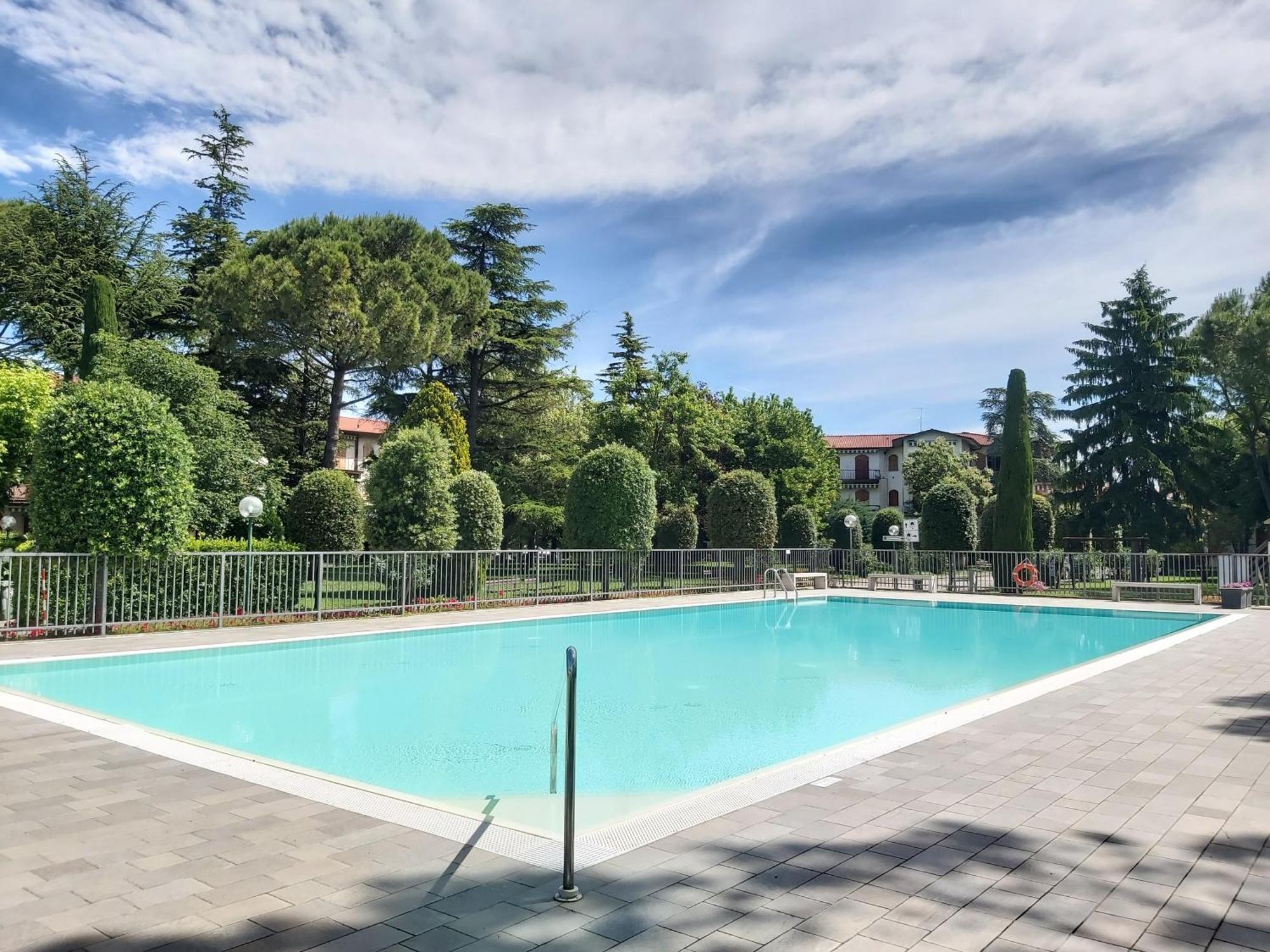 I Limoni Bilocale In Residence Con Piscina Peschiera del Garda Exterior photo